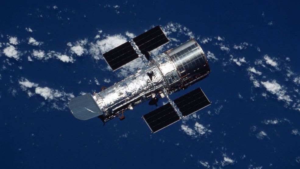 SpaceX a NASA prozkoumají, jak prodloužit životnost Hubbleova teleskopu. Zkusí vyšší orbitu?